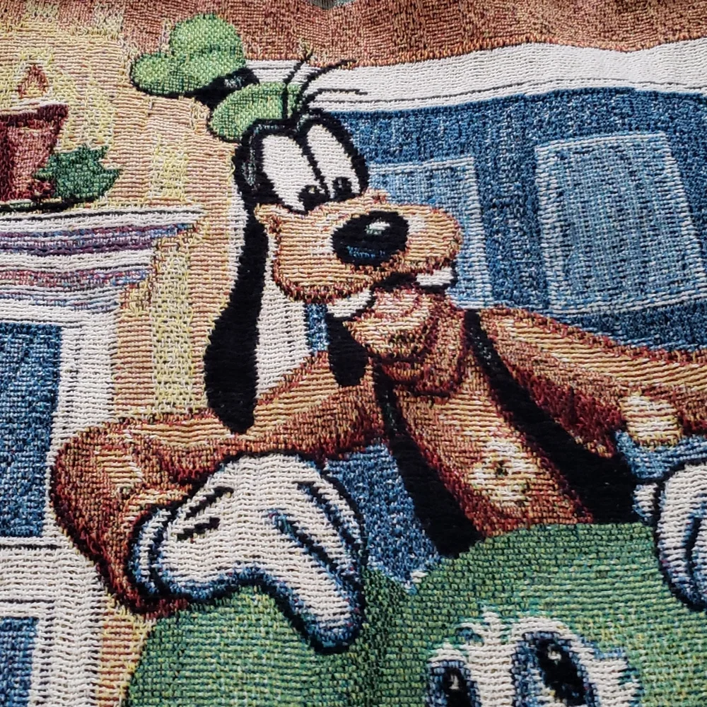 Walt Disney World Mickey's Holiday Gathering Woven Knit Throw 60X50